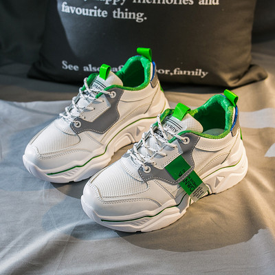 Alkalmi női tornacipő durva talppal és színes fehér fűzőkkel