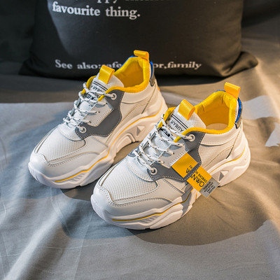 Alkalmi női tornacipő durva talppal és színes fehér fűzőkkel