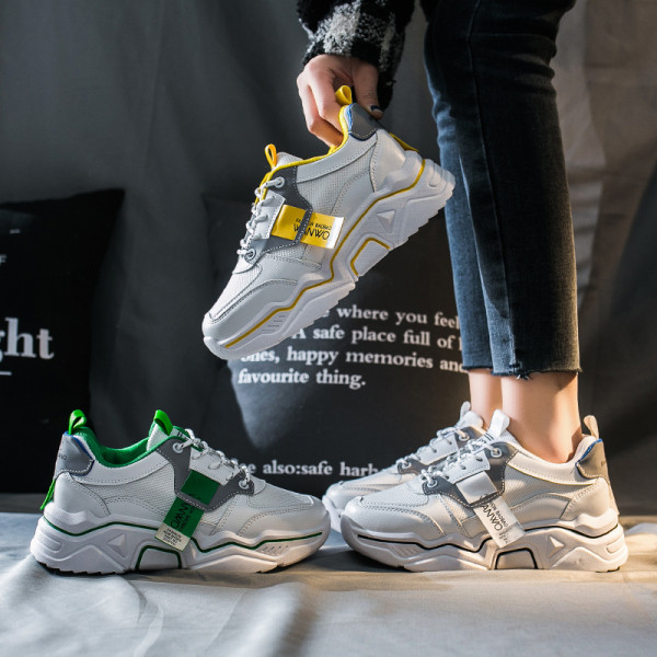 Alkalmi női tornacipő durva talppal és színes fehér fűzőkkel