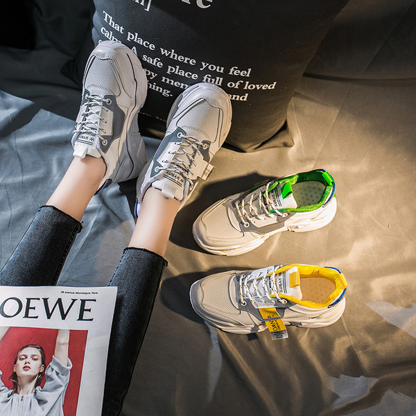 Alkalmi női tornacipő durva talppal és színes fehér fűzőkkel