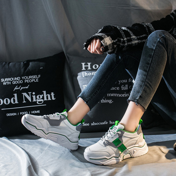 Alkalmi női tornacipő durva talppal és színes fehér fűzőkkel