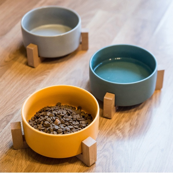 Ceramic food bowl with non-slip wooden stand in blue, yellow and white