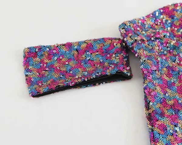 Rövid, elegáns ruha színes flitterekkel illeszkedő modell