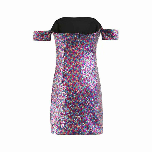 Rövid, elegáns ruha színes flitterekkel illeszkedő modell