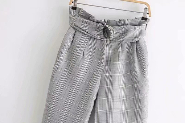 Pantaloni de dama in carouri cu talie inalta si curea de culoare gri