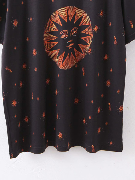 Lezser szabású ruha 3/4-es ujjal és rátéttel, fekete színben