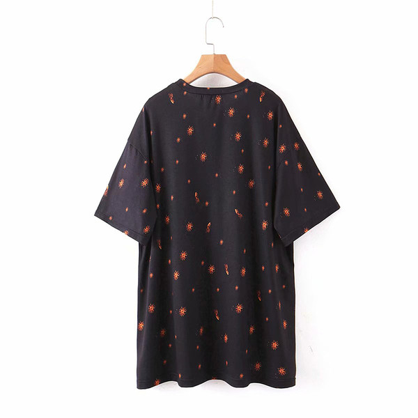 Lezser szabású ruha 3/4-es ujjal és rátéttel, fekete színben