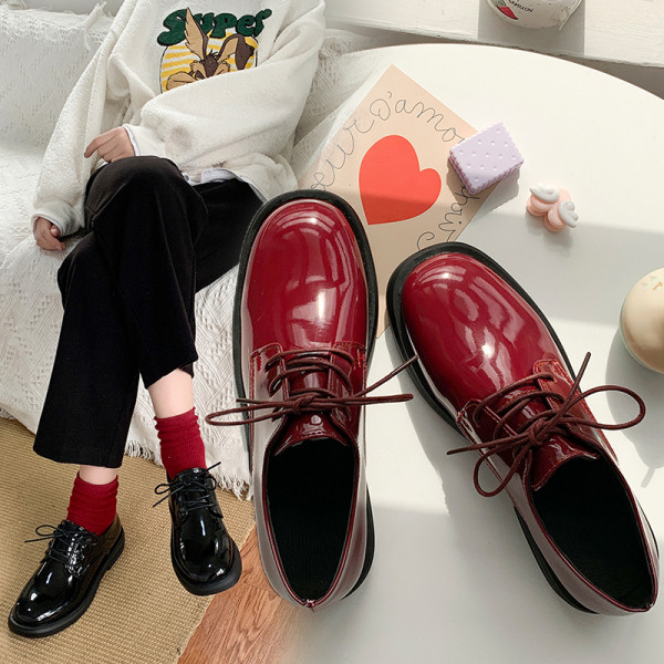 Lapos talpú női alkalmi cipő fekete és piros színben