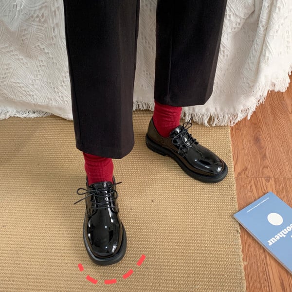 Lapos talpú női alkalmi cipő fekete és piros színben