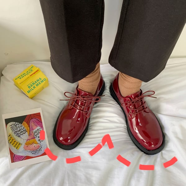 Lapos talpú női alkalmi cipő fekete és piros színben