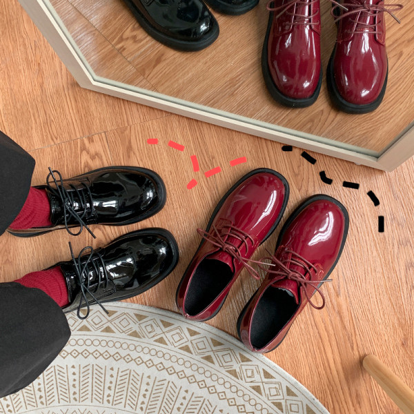 Lapos talpú női alkalmi cipő fekete és piros színben