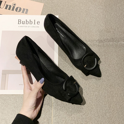 Női modern cipő alacsony sarkú csattal hegyes modellel fekete, piros és bézs színben