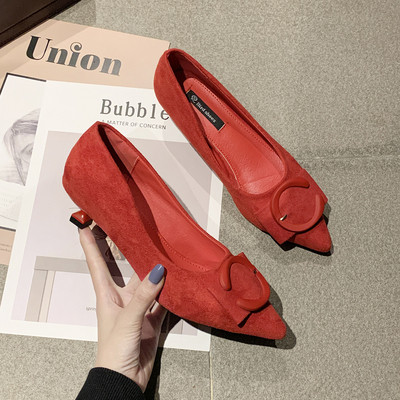 Női modern cipő alacsony sarkú csattal hegyes modellel fekete, piros és bézs színben