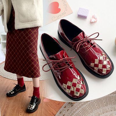 Μοντέρνα γυναικεία παπούτσια με ίσια  σόλα σε μαύρο και κόκκινο χρώμα