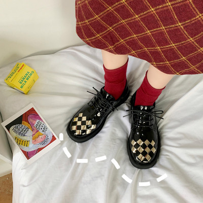 Modern női cipő lapos talppal fekete és piros színben