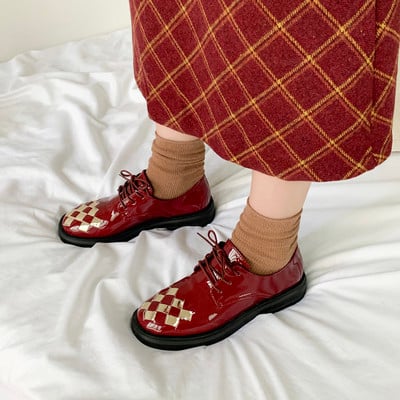 Modern női cipő lapos talppal fekete és piros színben