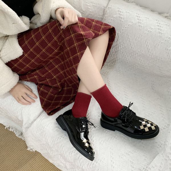 Modern női cipő lapos talppal fekete és piros színben