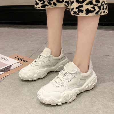 Modern női tornacipő durva talppal, fehér színben