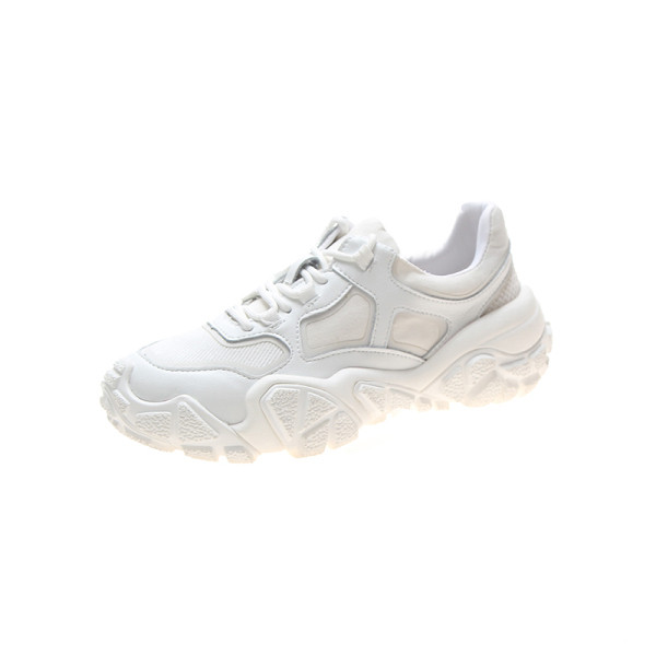 Modern női tornacipő durva talppal, fehér színben