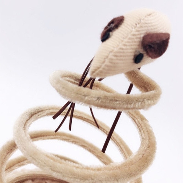 Spirális játék macskáknak, tetején bézs színű ugróegérrel