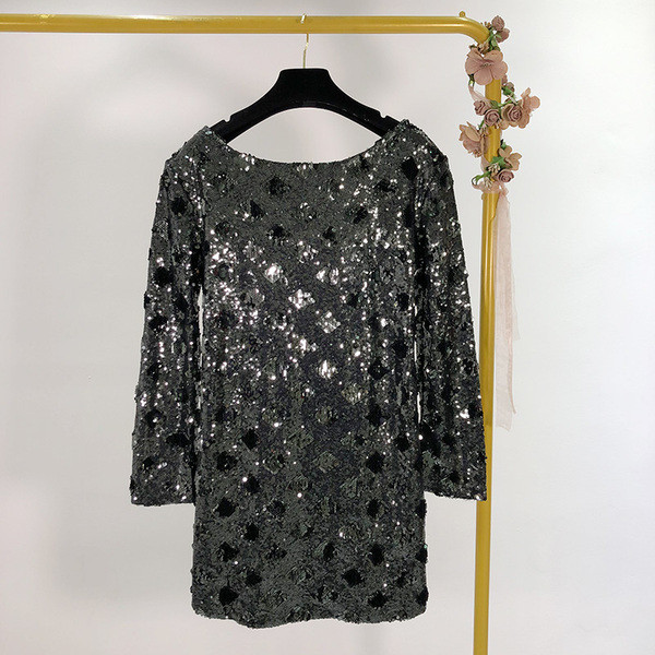 Rövid, elegáns ruha spitz nyakkivágással, fekete színben, flitterekkel