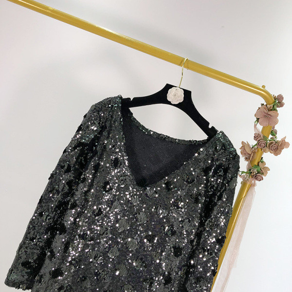 Rövid, elegáns ruha spitz nyakkivágással, fekete színben, flitterekkel
