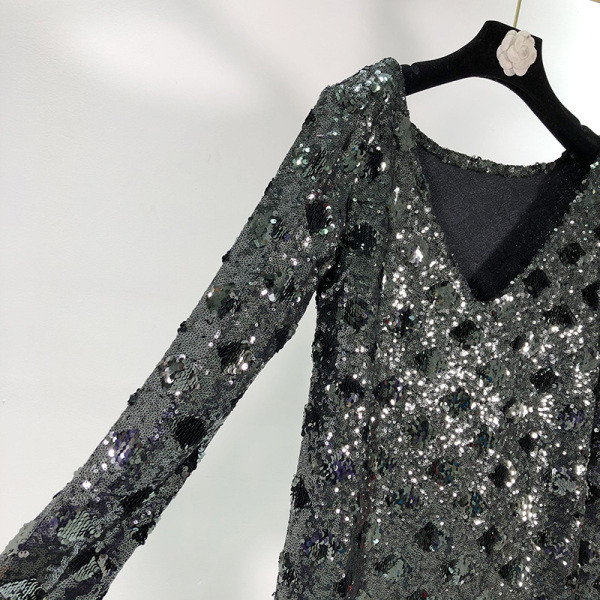 Rövid, elegáns ruha spitz nyakkivágással, fekete színben, flitterekkel