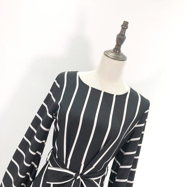 Γυναικεία καθημερινό ριγέ φόρεμα με ζώνη και οβάλ λαιμόκοψη με μαύρο χρώμα