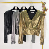 Modern rövid blúz V-nyakkal, arany, ezüst és fekete színekben, fényes hatással