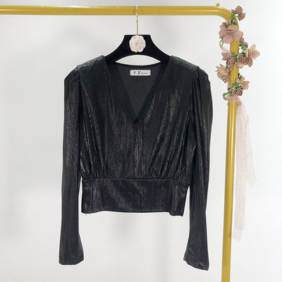 Modern rövid blúz V-nyakkal, arany, ezüst és fekete színekben, fényes hatással