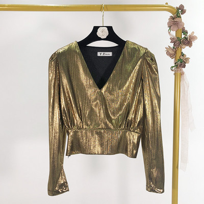 Modern rövid blúz V-nyakkal, arany, ezüst és fekete színekben, fényes hatással