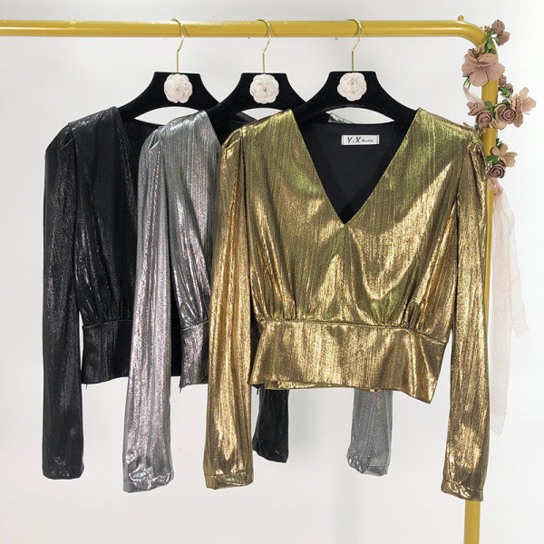 Modern rövid blúz V-nyakkal, arany, ezüst és fekete színekben, fényes hatással