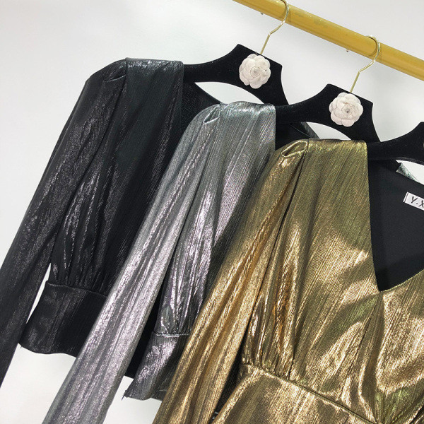 Modern rövid blúz V-nyakkal, arany, ezüst és fekete színekben, fényes hatással