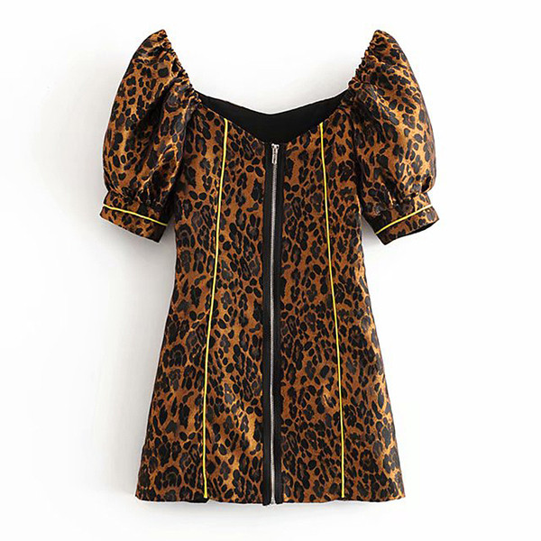 Modern rövid ruha szögletes nyakkivágással és rövid ujjú barna színben, leopárd mintával