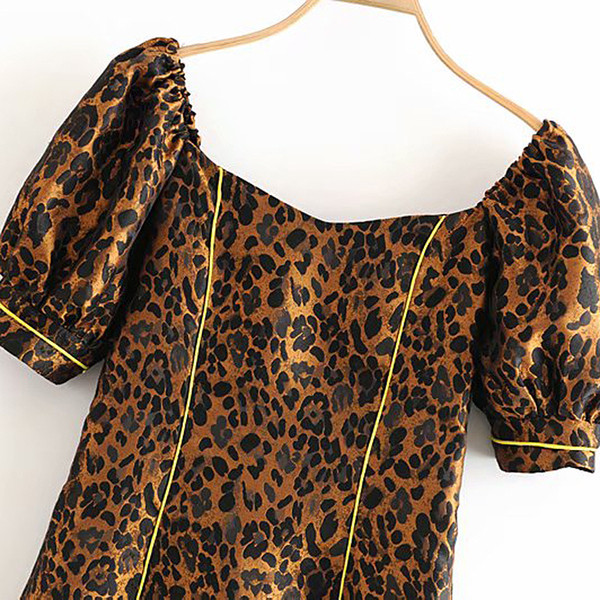 Modern rövid ruha szögletes nyakkivágással és rövid ujjú barna színben, leopárd mintával
