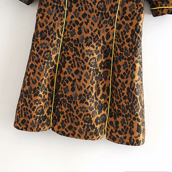 Modern rövid ruha szögletes nyakkivágással és rövid ujjú barna színben, leopárd mintával