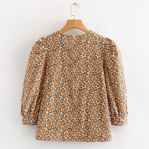 Rövid, modern blúz 7/8-as ujjú bézs és leopárd mintával