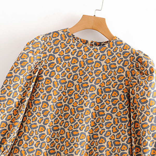 Rövid, modern blúz 7/8-as ujjú bézs és leopárd mintával