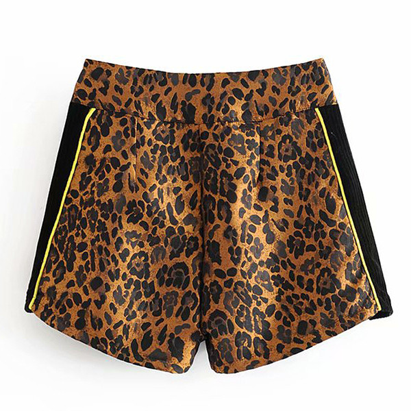 Modern, magas derekú rövidnadrág cipzárral és leopárd mintával