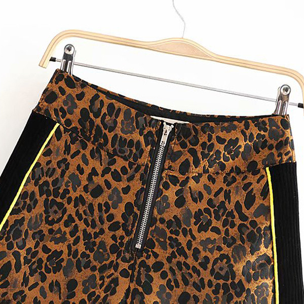 Modern, magas derekú rövidnadrág cipzárral és leopárd mintával