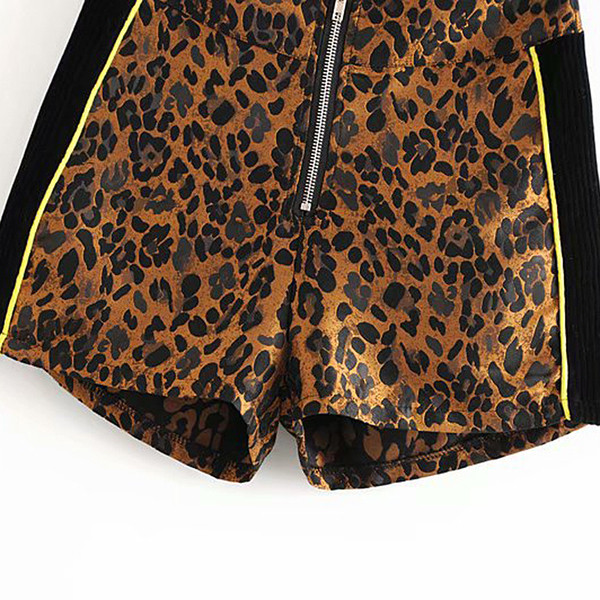 Modern, magas derekú rövidnadrág cipzárral és leopárd mintával