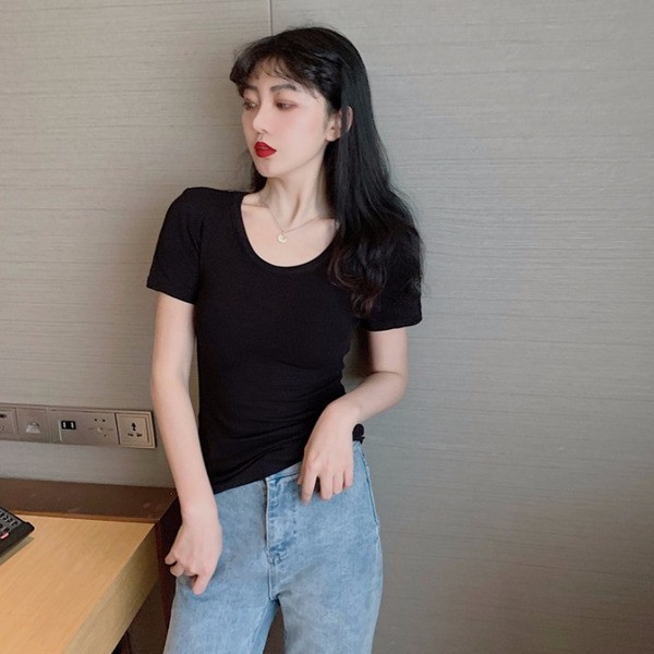 Bluză de damă cu decolteu oval și mâneci scurte de culoare neagră