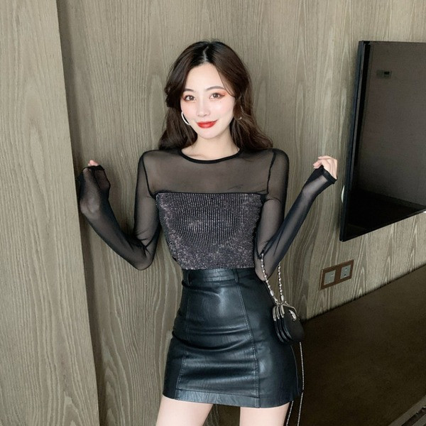 Modern testhezálló blúz, fekete és rózsaszín tüll ujjakkal