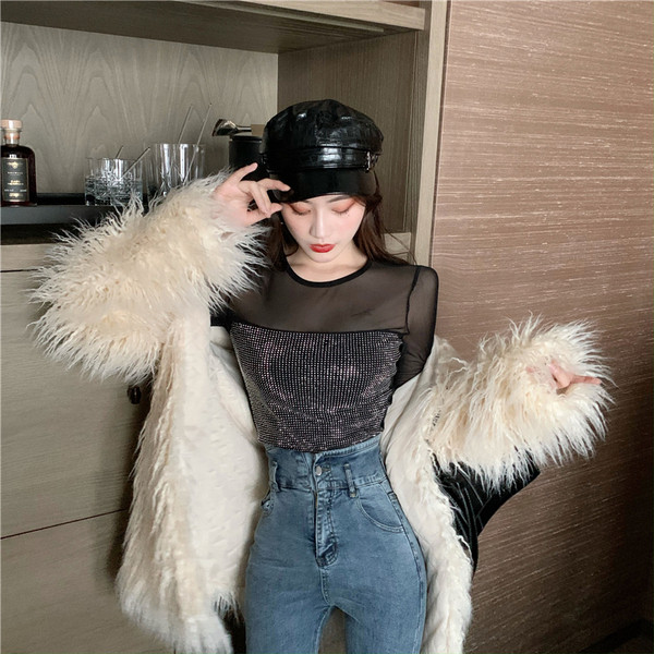 Modern testhezálló blúz, fekete és rózsaszín tüll ujjakkal