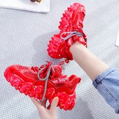 Aktuális női tornacipő durva talppal, fényes hatású fekete-piros színben