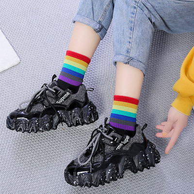 Aktuális női tornacipő durva talppal, fényes hatású fekete-piros színben