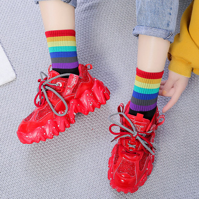 Aktuális női tornacipő durva talppal, fényes hatású fekete-piros színben