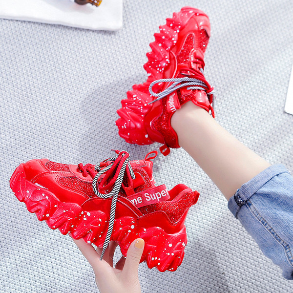 Aktuális női tornacipő durva talppal, fényes hatású fekete-piros színben