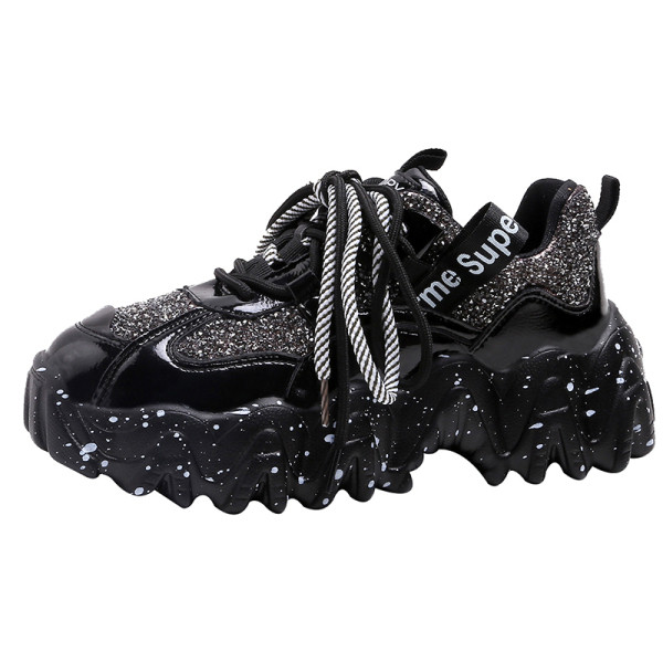 Aktuális női tornacipő durva talppal, fényes hatású fekete-piros színben