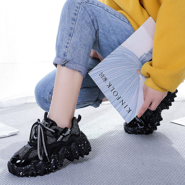 Aktuális női tornacipő durva talppal, fényes hatású fekete-piros színben